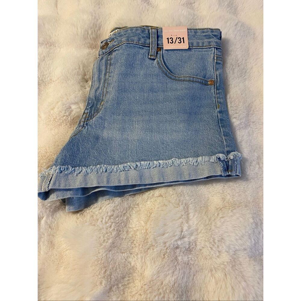 Celebrity Pink Mid-Rise Fray Shorts Sz 13/31 NWT - Picture 10 of 10